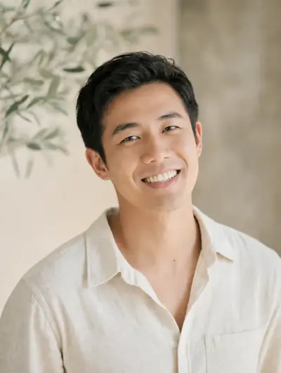 Jeune homme au sourire franc et détendu