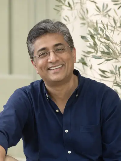 Homme souriant portant des lunettes