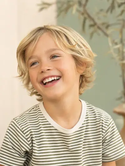 Enfant riant aux éclats, plein de joie